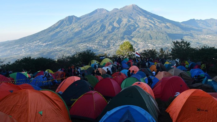 Sejumlah pendaki mengikuti upacara bendera di kawasan Puncak Bayangan Gunung Penanggungan, Kabupaten Mojokerto, Jawa Timur, Sabtu (17/8/2024). Ratusan pendaki dari berbagai daerah melakukan pendakian dan mengikuti upacara memperingati HUT ke-79 RI di gunung tersebut. ANTARA FOTO/Siswowidodo/rwa.