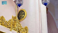 Pertama, pilar minyak wangi (Ustuwanah al-Mukhallaqah) atau pilar menangis (Ustuwanah al-Hannana). Sebab, pilar ini menandai tempat di mana batang pohon kurma pernah dijadikan sebagai penyangga bagi Rasulullah SAW selama khotbah. Dikisahkan, saat batang pohon itu digantikan mimbar, ia dikatakan menangis karena kerinduan pada Rasulullah SAW. (Foto: Saudi Press Agency/SPA)