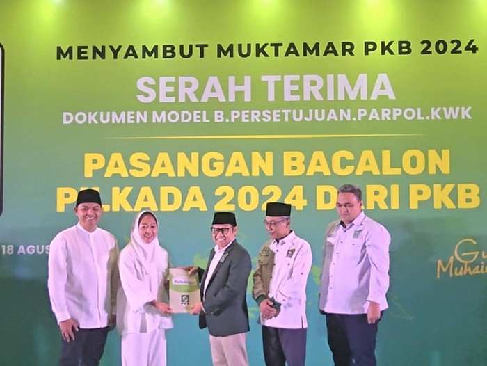 Cak Imin menyerahkan surat rekomendasi untuk pasangan Tiwi-Hendra dalam kontestasi Pilkada Purbalingga, di Hotel Fairmont, Jakarta, Minggu (18/8/2024).