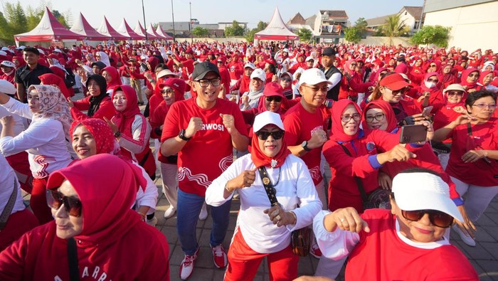 Pj Wali Kota Mojokerto Moh Ali Kuncoro senam merah putih bareng ratusan emak-emak.