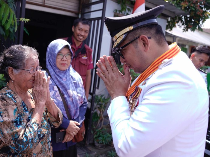 Pj Walkot Mojokerto Bagikan Bingkisan-Tali Asih ke 106 Veteran