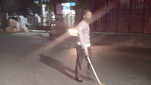 Polisi melakukan olah TKP di lokasi kecelakaan di Jalan Dewa Putu Kerta, Pemaron, Buleleng, Bali, Minggu (18/8/2024). (Dok. Polres Buleleng)