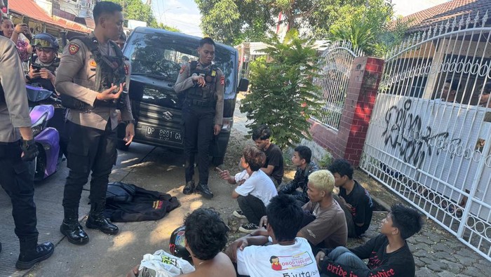 Polisi mengamankan 10 remaja konvoi ungal-ugalan merayakan HUT ke-79 RI di Makassar.