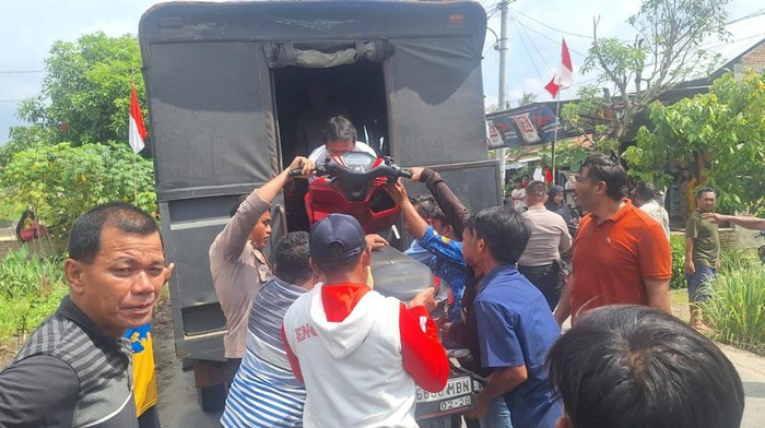 Polisi mengamankan barang bukti sepeda motor saat menangkap 28 orang hendak tawuran di Deli Serdang