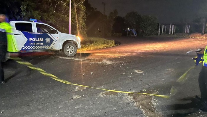 Polisi olah TKP truk lindas 2 pemuda di Jalan Trans Sulawesi, Mamuju.