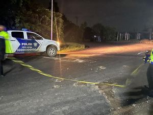 Pemuda Boncengan Motor di Mamuju Jatuh Saat Salip Bus, 1 Tewas Terlindas Truk