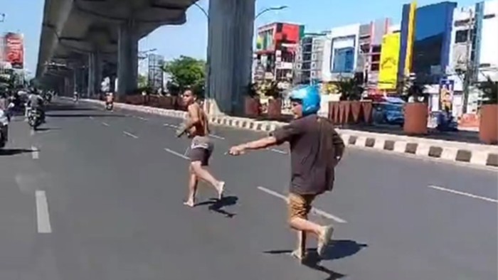 Pria mabuk tanpa baju lari di tengah Jalan AP Pettarani Makassar.