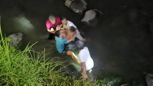 Proses evakuasi seorang pria yang ditemukan tewas di aliran Sungai Unda, Dawan, Klungkung, Bali, Sabtu (17/8/2024). (Foto: Putu Krista/detikBali)