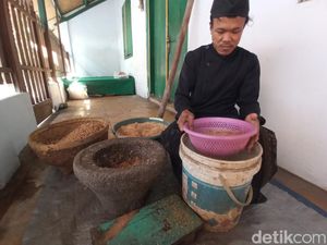 Melihat Lebih Dekat Tradisi Pembuatan Ukup di Keraton Kacirebonan