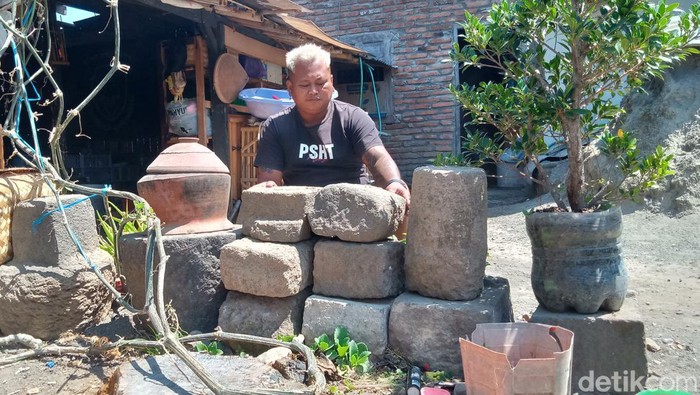 Pupun Prasetya tokoh pemuda Kropakan Klaten yang menginisiasi perawatan artefak yang ditemu di kampungnya. Foto diambil Minggu (18/8/2024).