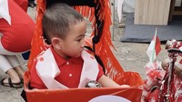 Pawai sepeda pake Mcqueen karya Jendral Rini Selamat Hari Kemerdekaan Indonesiaaa Om tantee semuaaa, tulis akun Instagram Rayyanza. Foto: dok. Media Sosial