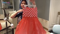 Sus Rini telaten banget mengerjakan busana Rayyanza dan para sepupu-sepupunya disela-sela mengasuh Rayyanza. Foto: dok. Channel YouTube RANS Entertainment.