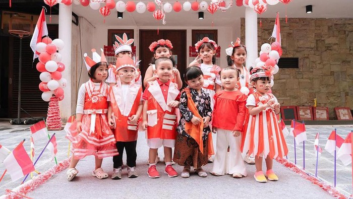 Rayyanza bersama dengan sepupunya memakai baju karya Sus Rini dari daur ulang plastik.
