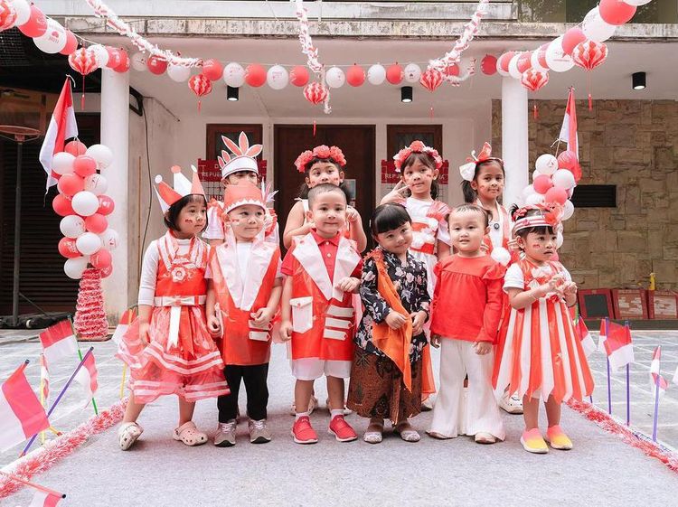 Keren! Ini Baju Plastik Rancangan Sus Rini untuk Rayyanza dan Sepupu Pawai 17-an