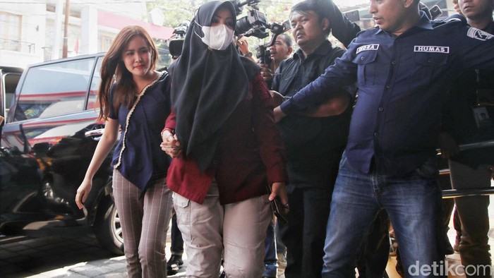 Terpidana Jessica Wongso didampingi pengacaranya Otto Hasibuan  keluar dari Balai Permasyarakatan Kelas 1 Jakarta Timur - Utara, Jakarta Timur,  Minggu (18/8/2024).