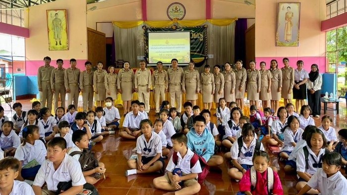 Rishma nampak berfoto bersama guru-guru di sekolah tempatnya megang