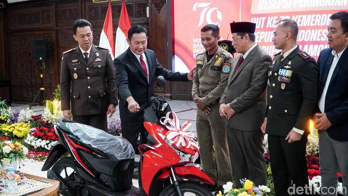 Satpol PP Lamongan mendapat hadiah sepeda motor karena aksi heroik saat upacara HUT RI.