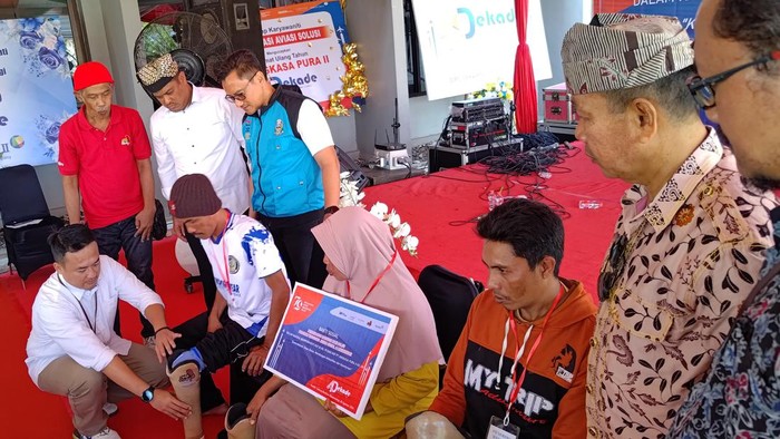 Sejumlah penyandang Disabilitas di Banyuwangi menerima bantuan kaki palsu dan kursi roda.
