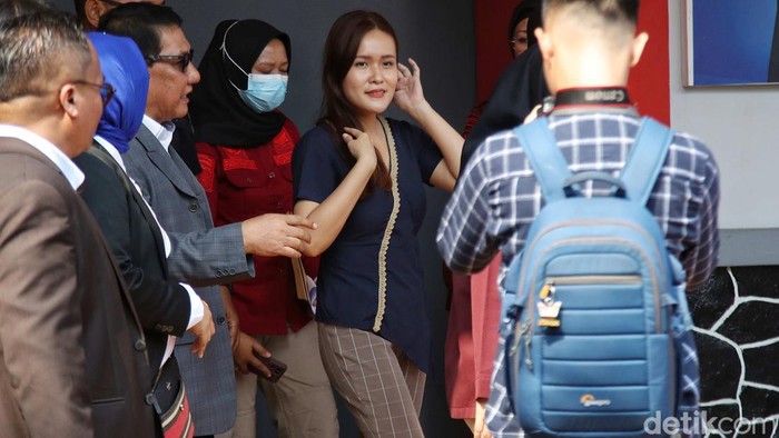 Terpidana Jessica Wongso keluar dari Lapas Perempuan Pondok Bambu, Jakarta Timur, Minggu (18/8/2024).