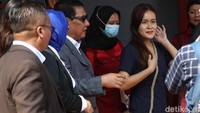 Setelah keluar dari Lapas Pondok Bambu, Jessica dibawa ke Kejaksaan Negeri untuk proses administrasi lebih lanjut.