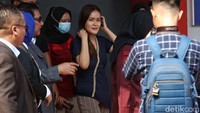 Terpidana Jessica Wongso keluar dari Lapas Perempuan Pondok Bambu, Jakarta Timur, Minggu (18/8/2024).