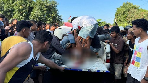 Seorang pria berinisial MLH tewas seusai menabrak dump truck di Jalan Diponegoro, Kelurahan Wolomarang, Kecamatan Alok Timur, Sikka, Nusa Tenggara Timur (NTT). (Foto: Istimewa)