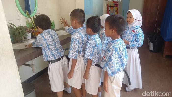 Suasana di salah satu sekolah yang menerapkan uji coba makan siang gratis.