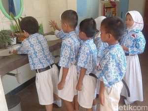 Bertambah, 5 Sekolah di Surabaya Lakukan Uji Coba Makan Siang Gratis