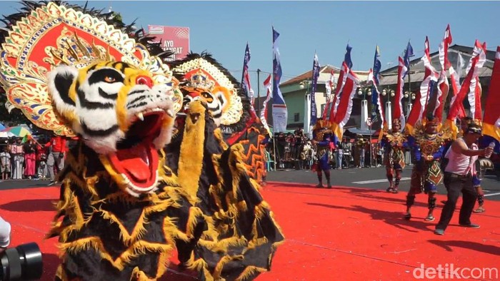 Suasana meriahnya Karnaval Kemerdekaan di Demak, Minggu (18/8/2024).