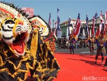 Ribuan Warga Tumplek Blek Meriahkan Karnaval Kemerdekaan di Demak