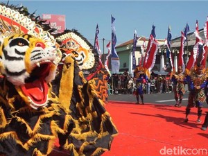 Ribuan Warga Tumplek Blek Meriahkan Karnaval Kemerdekaan di Demak