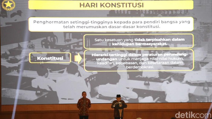 Wakil Presiden KH Ma'ruf Amin (ketiga kanan) didampingi Ketua MPR Bambang Soesatyo (ketiga kiri), Ketua Komisi Yudisial amzulian Rifai (kedua kanan), dan para wakil ketua MPR memberikan keterangan usai menghadiri Peringatan Hari Konstitusi di Gedung Nusantara IV, Kompleks Parlemen Senayan, Jakarta, Minggu (18/8/2024).
