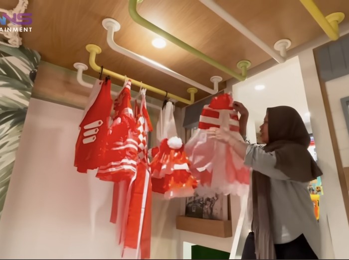 Sus Rini Sus Rini membuat baju dari daur ulang plastik.