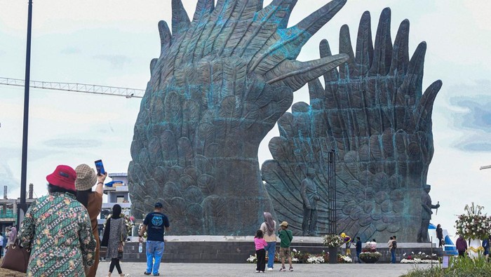 Taman Kusuma Bangsa IKN Ramai Wisatawan Warga berjalan dan berfoto di Taman Kusuma Bangsa, Ibu Kota Nusantara (IKN), Penajam Paser Utara, Kalimantan Timur, Minggu (18/8/2024). Taman Kusuma Bangsa menjadi lokasi wisata bagi masyarakat sekitar setelah diresmikan pada Senin (12/8/2024). ANTARA FOTO/Muhammad Adimaja/nz.
