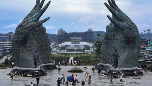 Warga berjalan dan berfoto di Taman Kusuma Bangsa, Ibu Kota Nusantara (IKN), Penajam Paser Utara, Kalimantan Timur, Minggu (18/8/2024). Taman Kusuma Bangsa menjadi lokasi wisata bagi masyarakat sekitar setelah diresmikan pada Senin (12/8/2024). ANTARA FOTO/Muhammad Adimaja/nz.