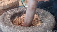 Setelah proses penjemuran selesai, tahan selanjutnya tebu tersebut kemudian disangrai bersama dengan beberapa bahan lain. Seperti kemenyan, akar wangi dan gula are. Setelahnya, proses pembuatan ukup pun selesai dan siap digunakan sebagai pengharum ruangan tradisional. (Foto: Ony Syahroni/detikJabar)