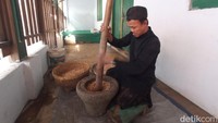 Keraton Kacirebonan memiliki beragam tradisi yang rutin dilakukan setiap menjelang peringatan Maulid Nabi Muhammad SAW. Salah satunya adalah tradisi pembuatan ukup mulud yang dilakukan mulai 1 Safar. (Foto: Ony Syahroni/detikJabar)