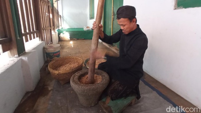 Tradisi pembuatan Ukup, pengharum ruangan tradisional di Keraton Kacirebonan