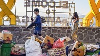 Tumpukan sampah itu mencoreng keindahan Gili Trawangan.