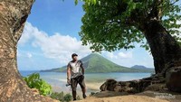 Pemandangan Gunung Api Banda saat berkunjung ke Benteng Holandia.