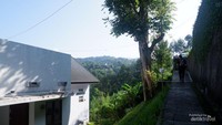 Salah satu vila di sisi bukit di Desa Mekarwangi, Lembang.