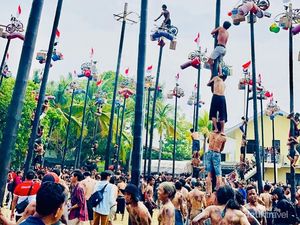 Lomba Panjat Pinang di Ancol Seseru Itu!