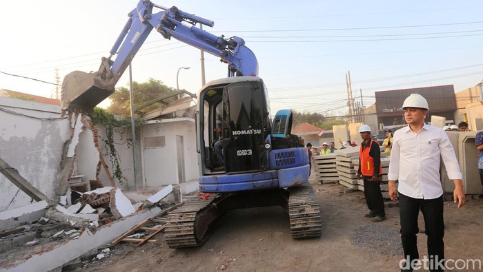 Walkot Surabaya Eri Cahyadi mengecek proyek jalan di Wiyung.