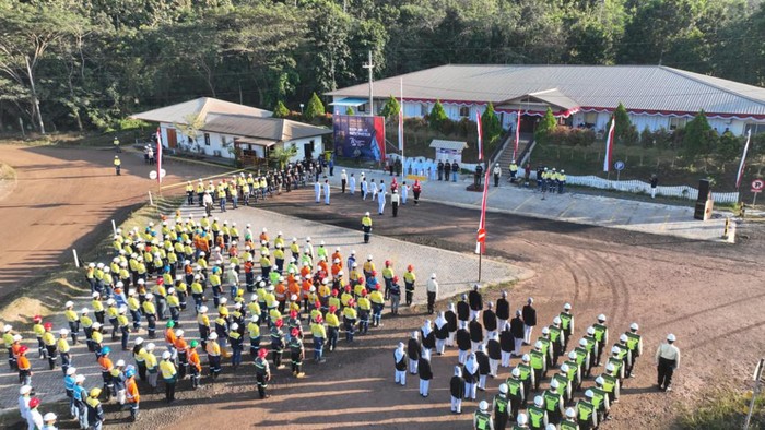 Warga Banyuwangi menggelar upacara bendera HUT RI di atas gunung emas.