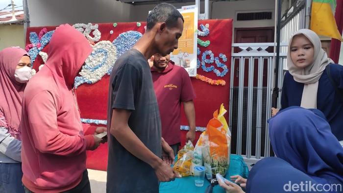 Warga Sri Mulya, Kecamatan Sematang Borang serbu pangan murah Bulog Siaga Merdeka