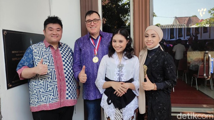 Cicit Buyut Keluarga WR Soepratman, Ante Putri Kurk dan keluarga usai membawakan lagu di GPdI Tlogosari Semarang, MInggu (18/8/2024).