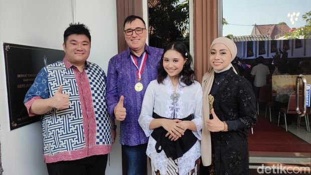 Cicit Buyut Keluarga WR Soepratman, Ante Putri Kurk dan keluarga usai membawakan lagu di GPdI Tlogosari Semarang, MInggu (18/8/2024).