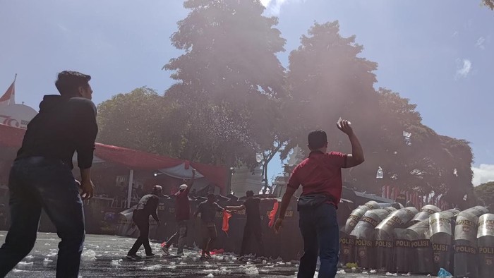 Adegan Sispamkota Banyuwangi saat kantor KPU diserbu massa yang tak puas
