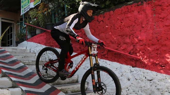 Aksi Pebalap Sepeda Taklukkan Gang-gang Sempit di Semarang Pembalap sepeda Downhill berusaha melewati lintasan di gang sempit dalam kejuaraan Gajahmungkur Ultimate Urban Downhill 2024 di Bendungan, Semarang, Jawa Tengah, Minggu (18/8/2024). Kejuaraan diikuti 112 peserta dari berbagai daerah yang mempertandingkan 12 kategori antara lain prayouith, men elite, women elite, master serta junior tersebut menilai kecepatan peserta melalui rintangan yang berada di kawasan pemukiman padat penduduk. ANTARA FOTO/Makna Zaezar/Spt.