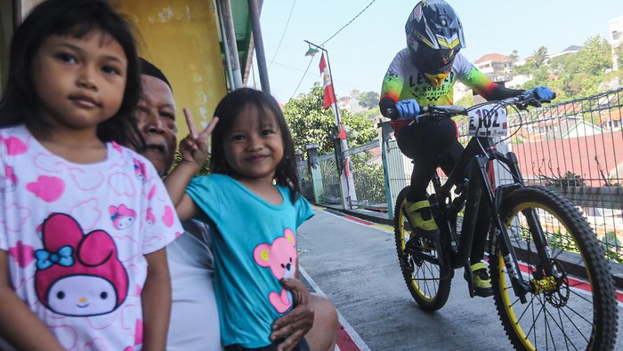 Aksi Pebalap Sepeda Taklukkan Gang-gang Sempit di Semarang Pembalap sepeda Downhill berusaha melewati lintasan di gang sempit dalam kejuaraan Gajahmungkur Ultimate Urban Downhill 2024 di Bendungan, Semarang, Jawa Tengah, Minggu (18/8/2024). Kejuaraan diikuti 112 peserta dari berbagai daerah yang mempertandingkan 12 kategori antara lain prayouith, men elite, women elite, master serta junior tersebut menilai kecepatan peserta melalui rintangan yang berada di kawasan pemukiman padat penduduk. ANTARA FOTO/Makna Zaezar/Spt.